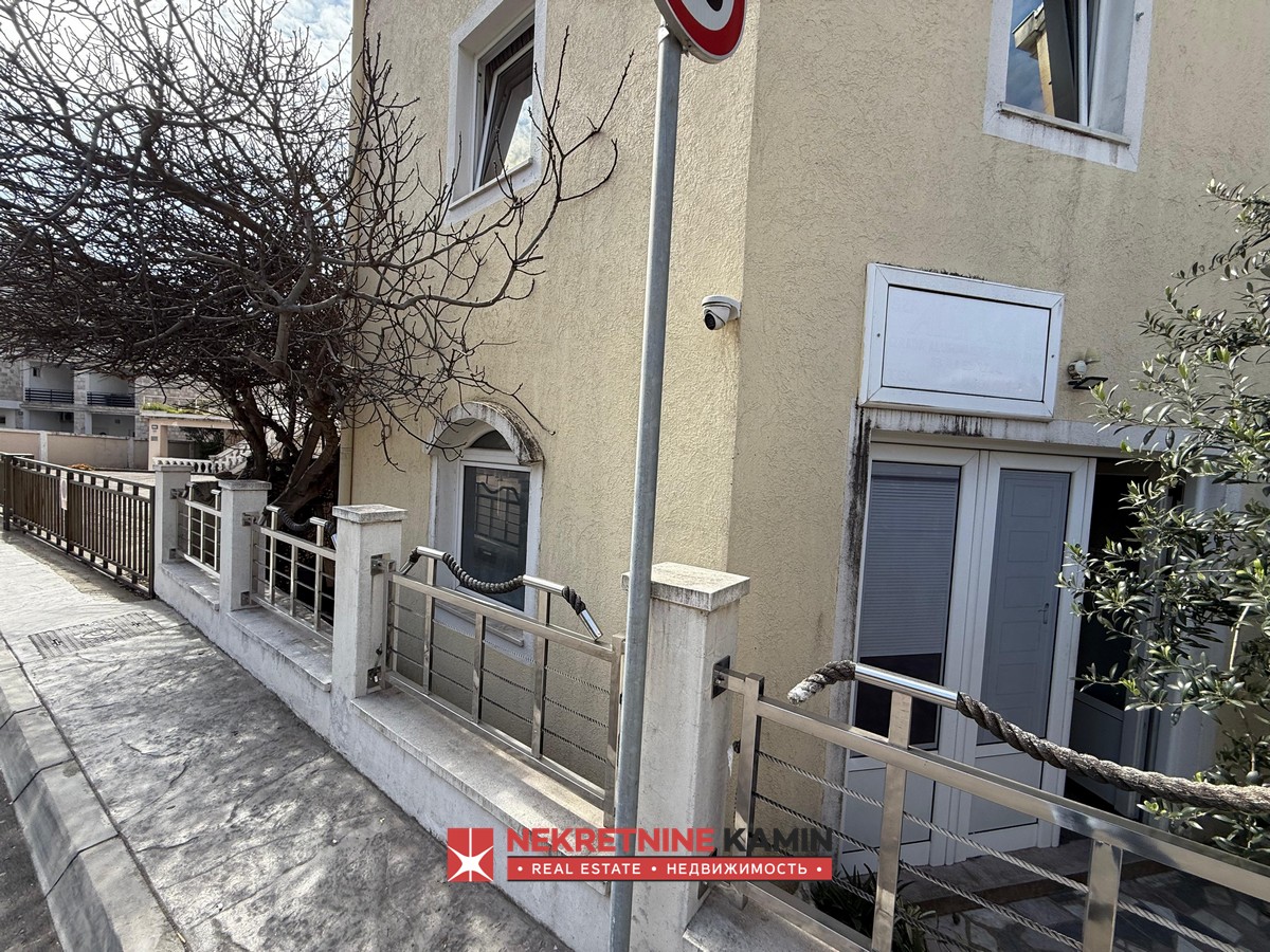 Poslovni prostor 90m2 + 30m2 terasa na prometnoj lokaciji, Velji Vinogradi, Budva